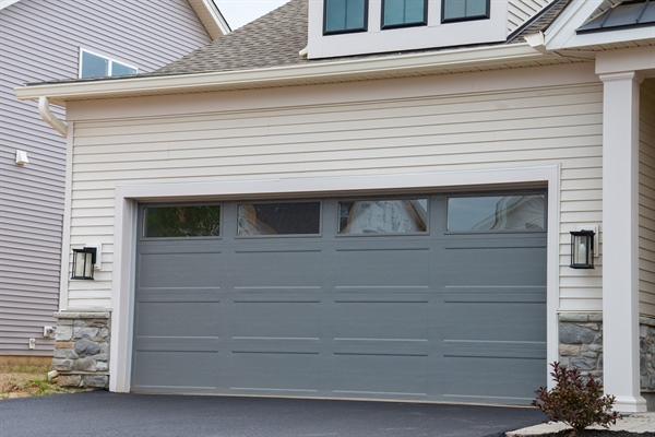 6 Signs It’s Time to Replace Your Garage Doors